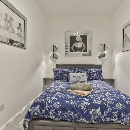 Apartment The Monroe - 2nd Floor - Luxury For Up To 4 Guests Near Open Air Theatre And North Bay *