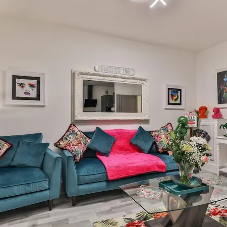 The Monroe - 2nd Floor - Luxury For Up To 4 Guests Near Open Air Theatre And North Bay Scarborough