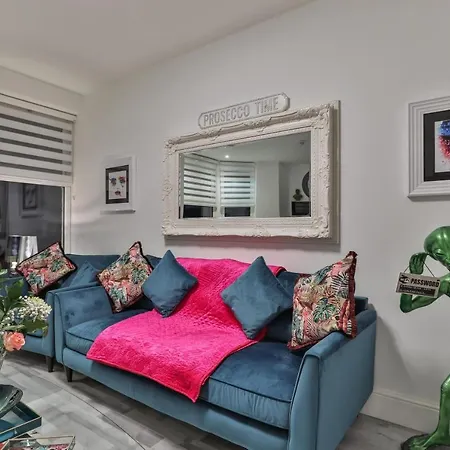 The Monroe - 2nd Floor - Luxury For Up To 4 Guests Near Open Air Theatre And North Bay