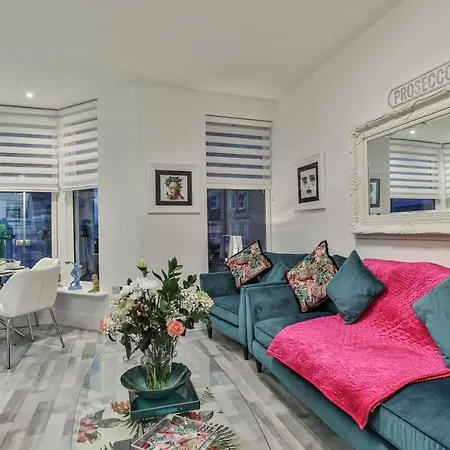 Apartment The Monroe - 2nd Floor - Luxury For Up To 4 Guests Near Open Air Theatre And North Bay Scarborough