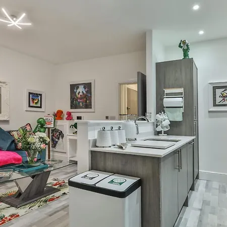 Apartment The Monroe - 2nd Floor - Luxury For Up To 4 Guests Near Open Air Theatre And North Bay *