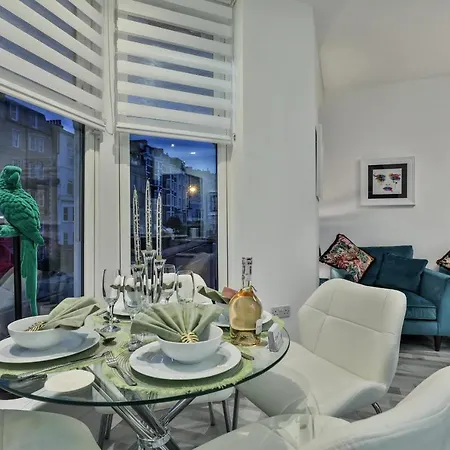 Apartment The Monroe - 2nd Floor - Luxury For Up To 4 Guests Near Open Air Theatre And North Bay Scarborough
