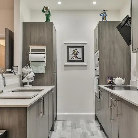 Apartment The Monroe - 2nd Floor - Luxury For Up To 4 Guests Near Open Air Theatre And North Bay *