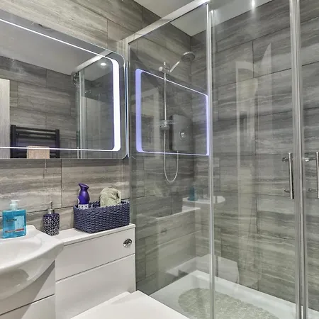 The Monroe - 2nd Floor - Luxury For Up To 4 Guests Near Open Air Theatre And North Bay * Scarborough