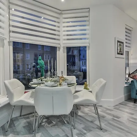 The Monroe - 2nd Floor - Luxury For Up To 4 Guests Near Open Air Theatre And North Bay Apartamento