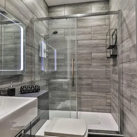 The Monroe - 2nd Floor - Luxury For Up To 4 Guests Near Open Air Theatre And North Bay Apartamento